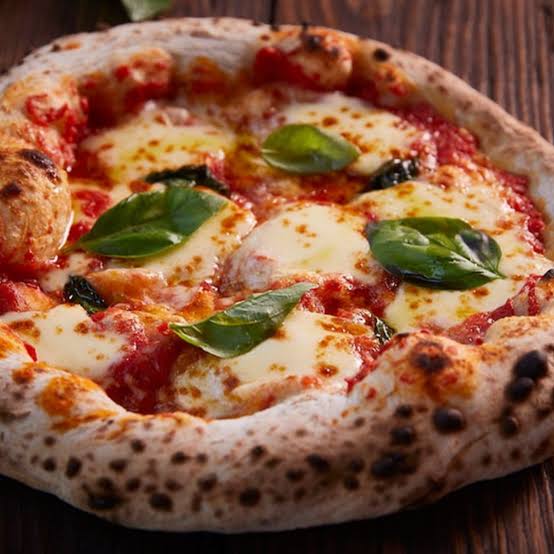 Sourdough margherita pizza with mozzarella, tomato and fresh basil